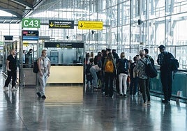 Pasajeros embarcando en el aeropuerto de Alicante-Elche.