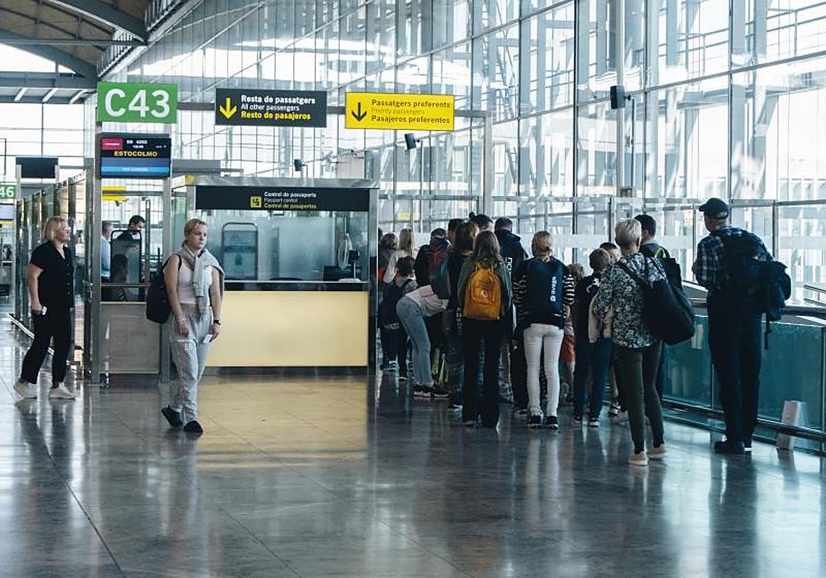 Pasajeros embarcando en el aeropuerto de Alicante-Elche.