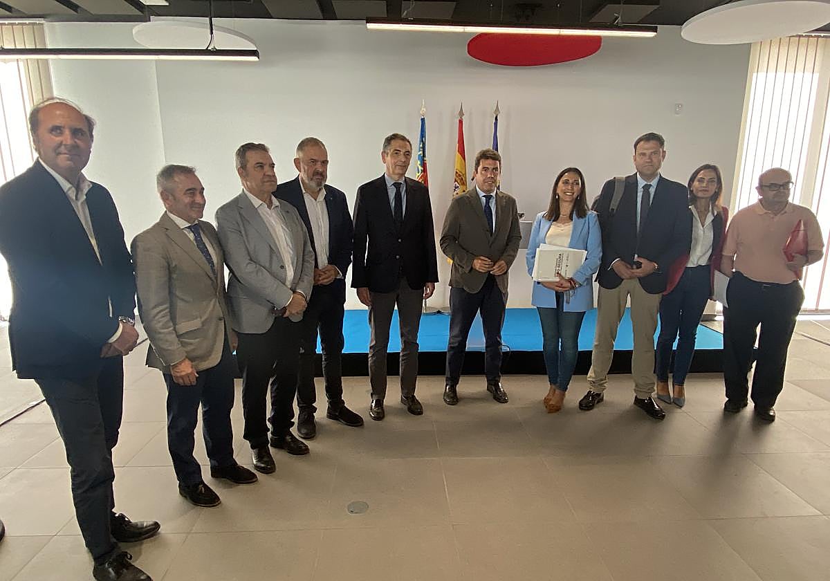 The President of the Generalitat, Carlos Mazón, with other regional ministers and leaders from Murcia and Andalusia, along with members of Scrats and the University of Alicante.