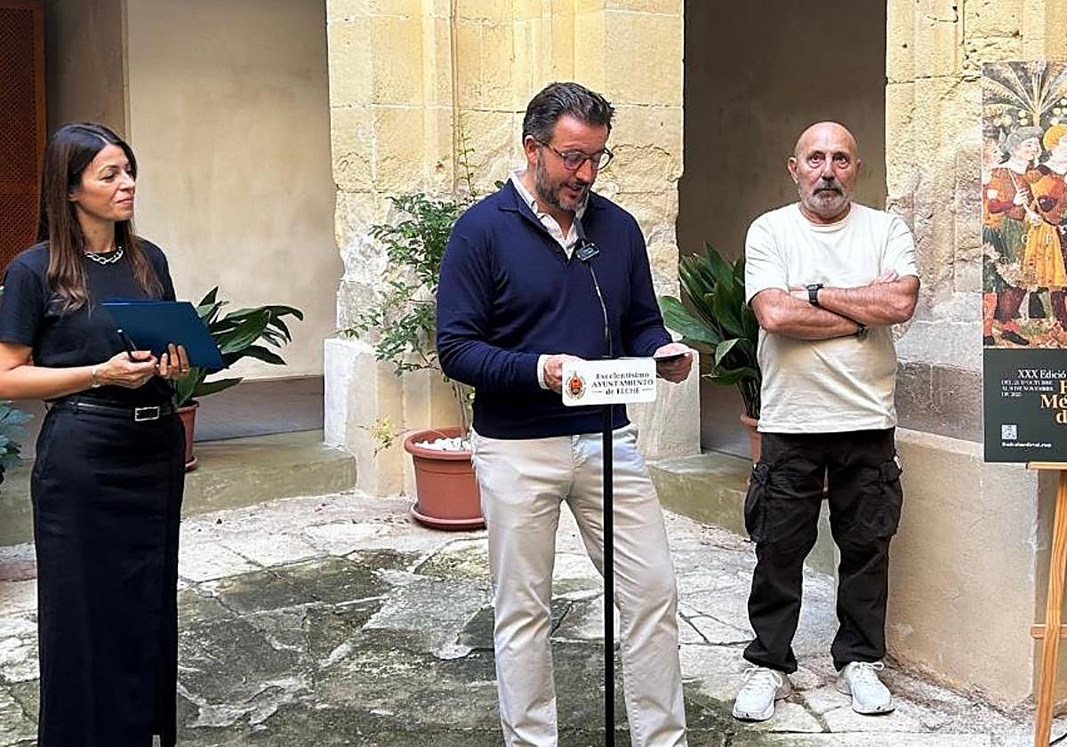 Mayor Pablo Ruz and Councillor Irene Ruiz present the poster and programme for the 30th Medieval Festival of Elche at Las Clarisas.