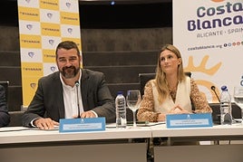 El director del Patronato de Costa Blanca, José Mancebo, junto con la directora de comunicación de Rynair en España, Alejandra Ruiz.