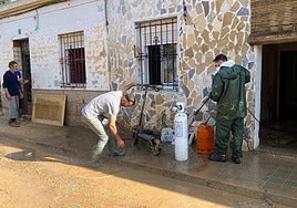 Varios voluntarios limpian viviendas en Algemesí.