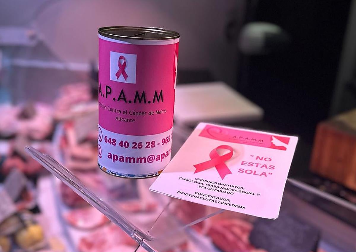 Imagen secundaria 1 - Arriba, responsables de la campaña. Abajo, imagen de una hucha solidaria y cartel anunciador del acto del próximo sábado.