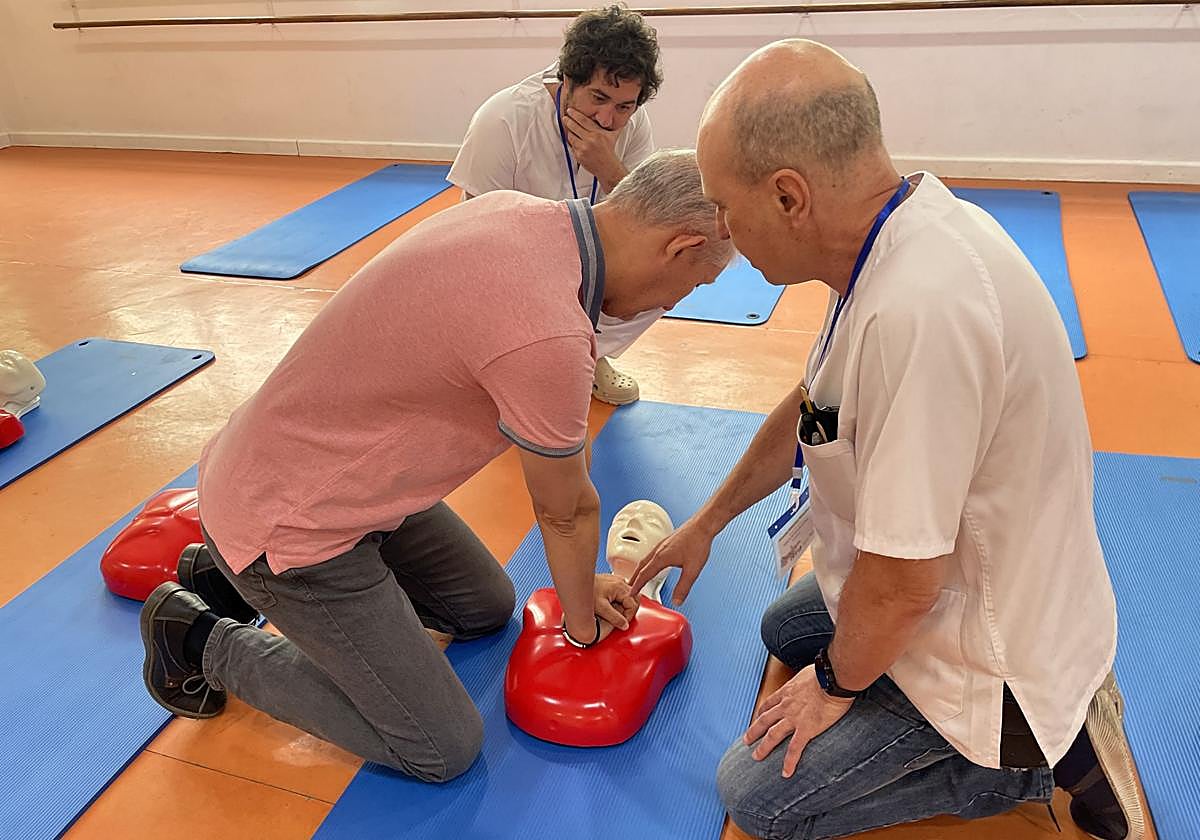 Hombre practicando una maniobra RCP sobre un maniquí.