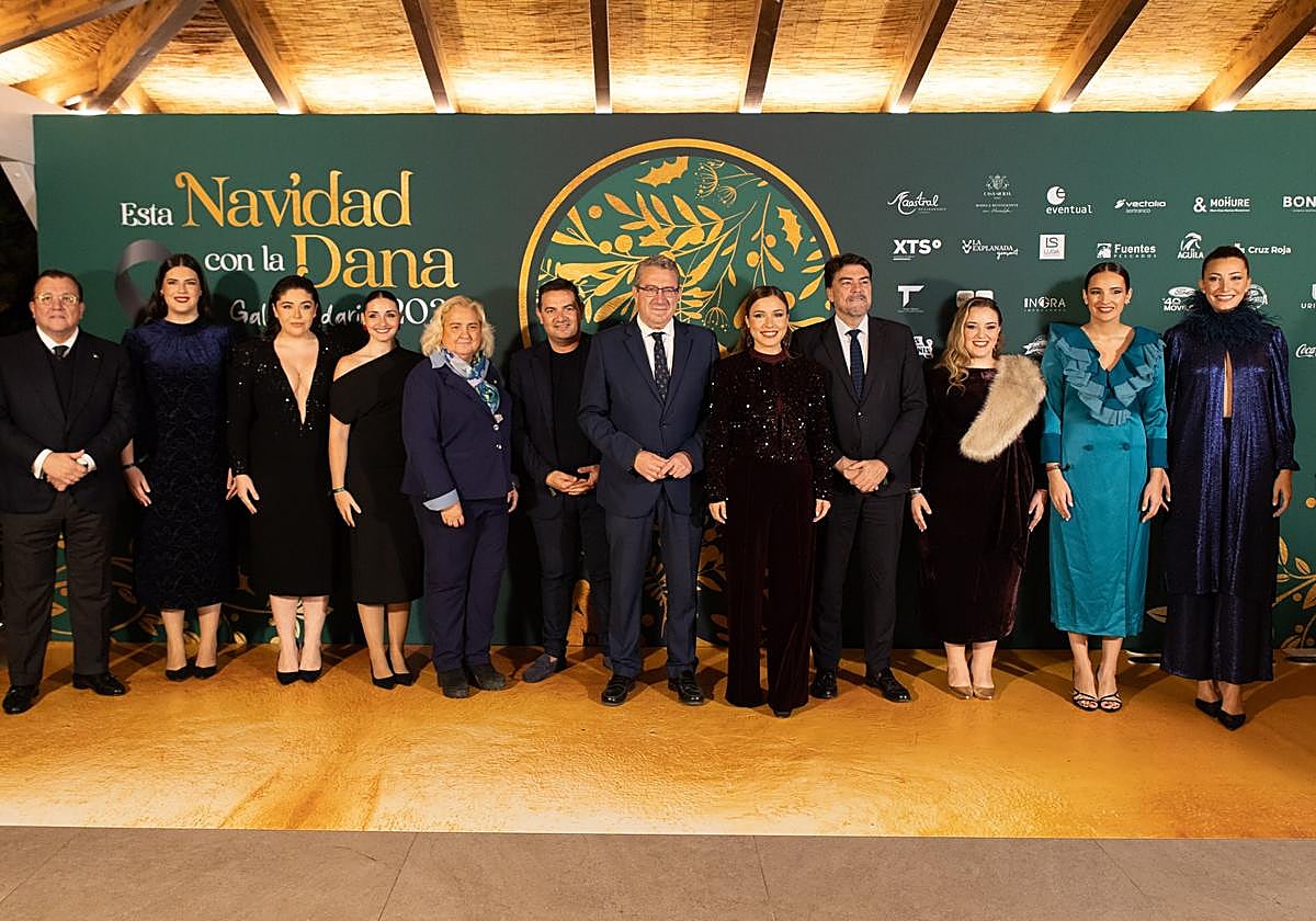 Las autoridades, con la Corte del Foc, en la Gala Solidaria del año 2024.