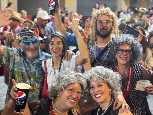 Las comparsas de El Campello llenaron de humor, color y música la tradicional retreta de las fiestas de Moros y Cristianos.