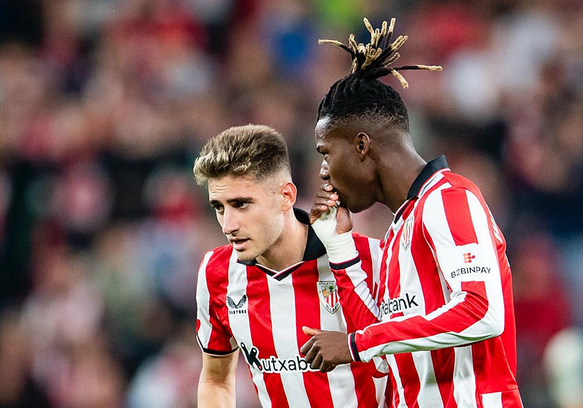 Nico Williams habla con Robert Navarro.