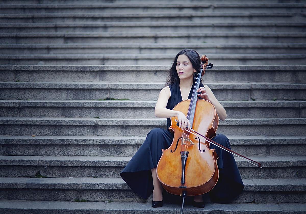 La violonchelista y compositora Iris Azquinezer.