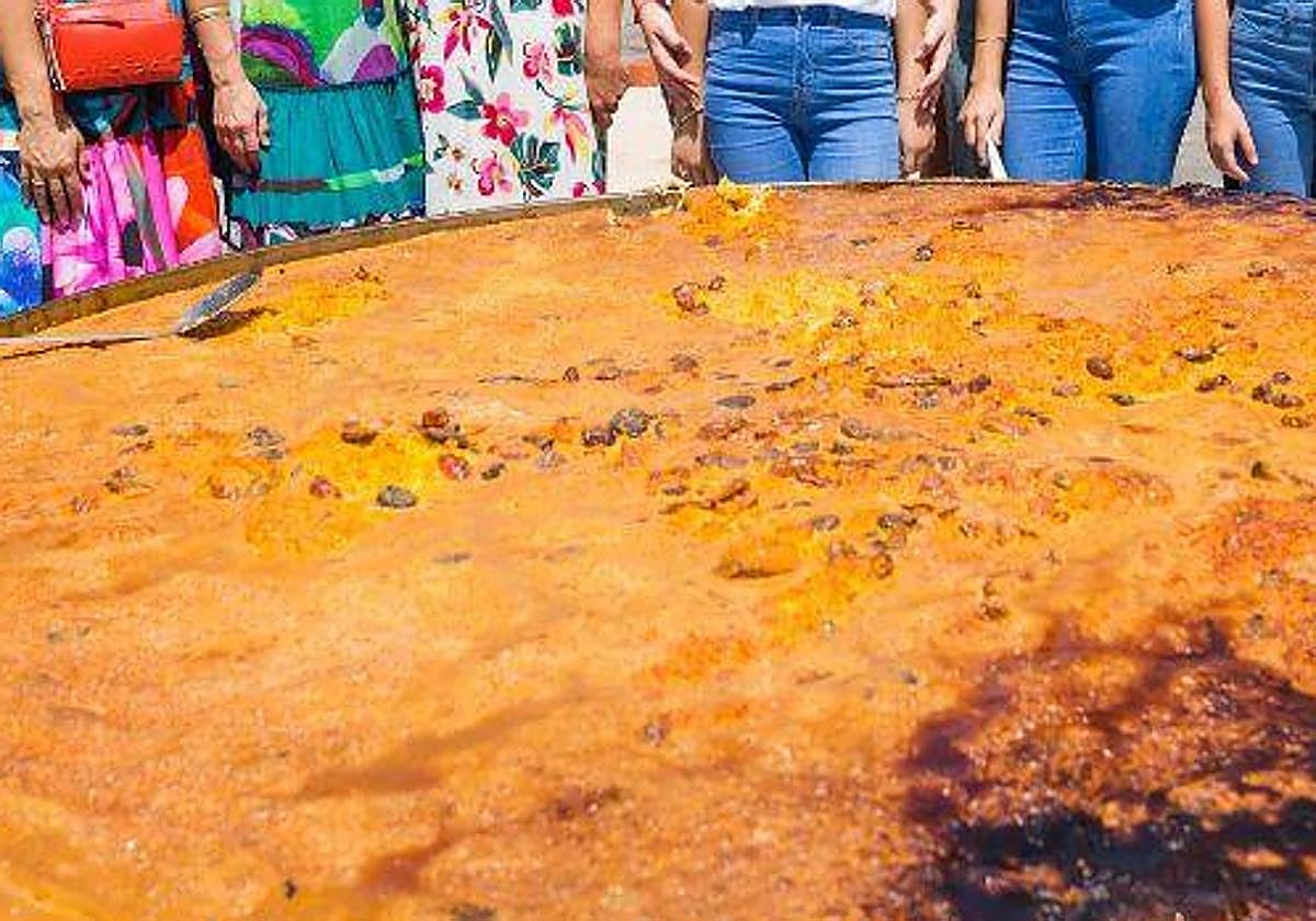 Arroz con costra gigante en Elche.