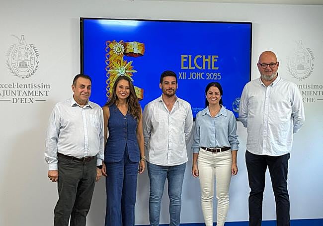 Presentación del arroz con costra gigante de Elche.