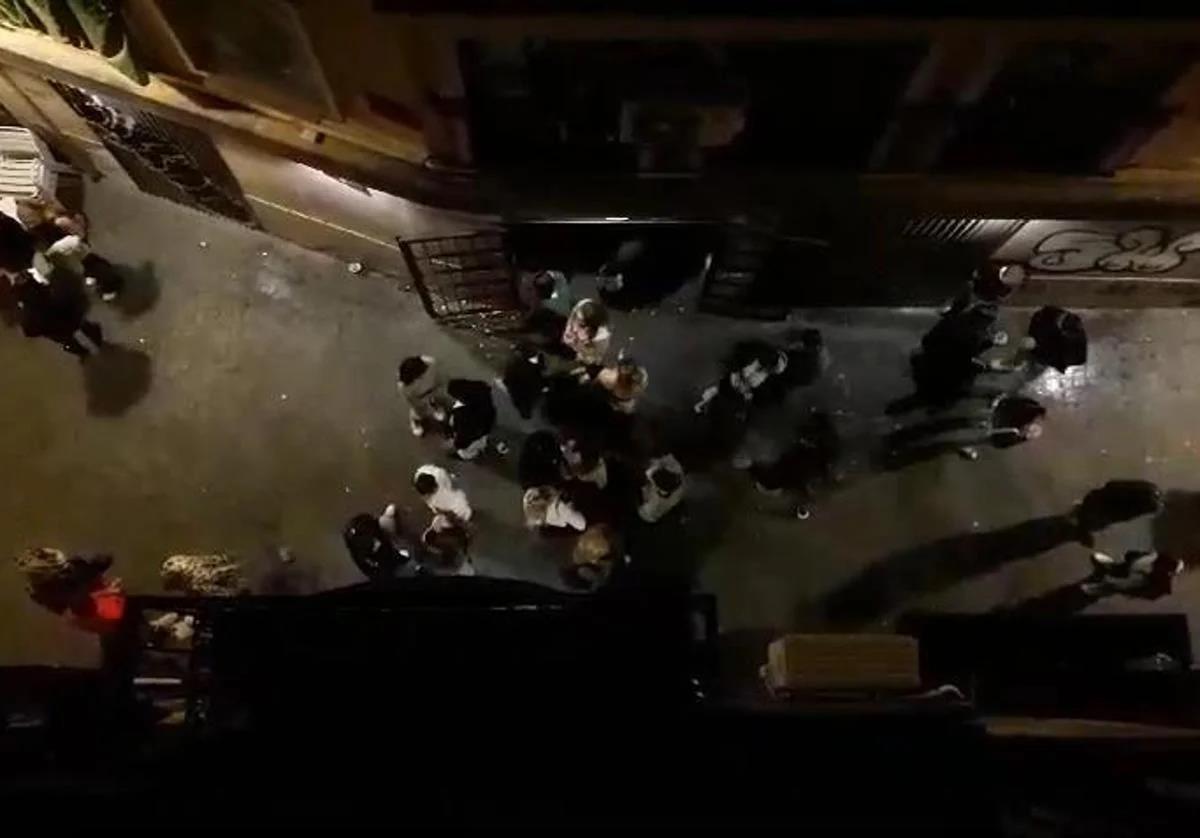 Imagen principal - La limitación de horarios en el Barrio divide a vecinos y empresarios de Alicante