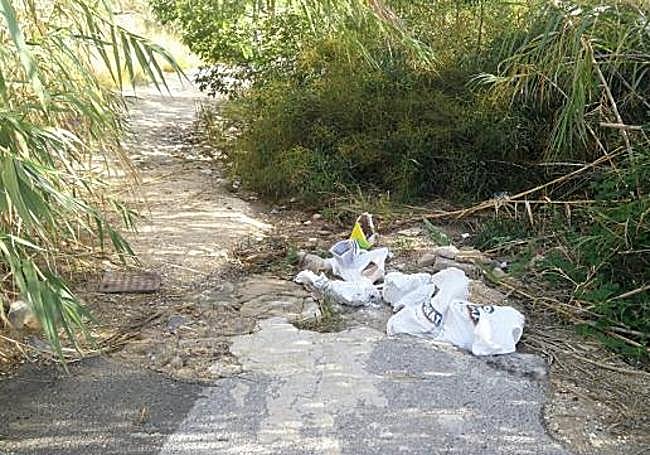 Vertido de escombros en Cala Merced.