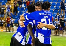 Jugadores del Hércules celebrando un tanto.