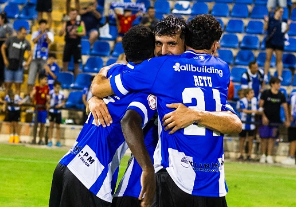 Jugadores del Hércules celebrando un tanto.