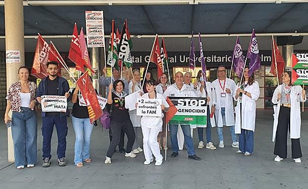 Concentración a las puertas del Hospital General de Alicante.