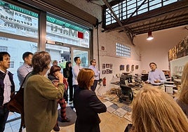 Empresarios de Alicante en una fábrica de Barcelona, durante el viaje.