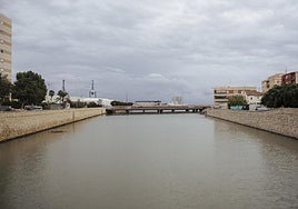 Agua acumulada en un barranco de Alicante durante la dana 'Alice'.