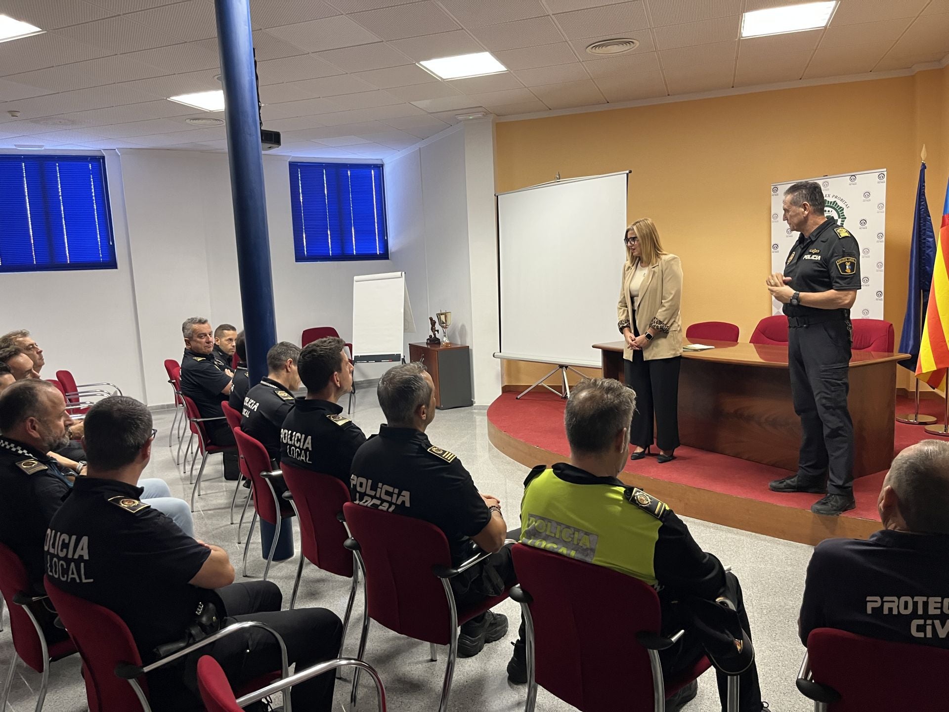 Imagen principal - BBVA fracasa en su opa sobre el Sabadell y solo logra un 25,33%