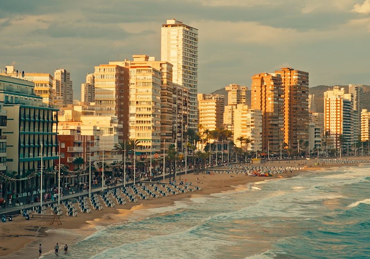 Benidorm es el único destino que resiste la comparativa con el mismo periodo de 2024