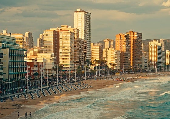 Benidorm es el único destino que resiste la comparativa con el mismo periodo de 2024