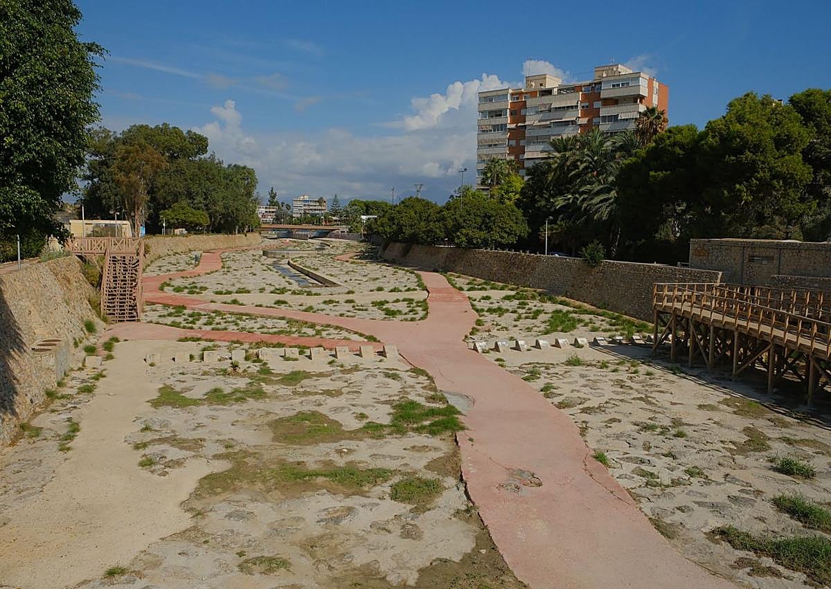 Imagen secundaria 1 - La playa de la Albufereta regenerada, sin arena y el Barranco del Juncaret.