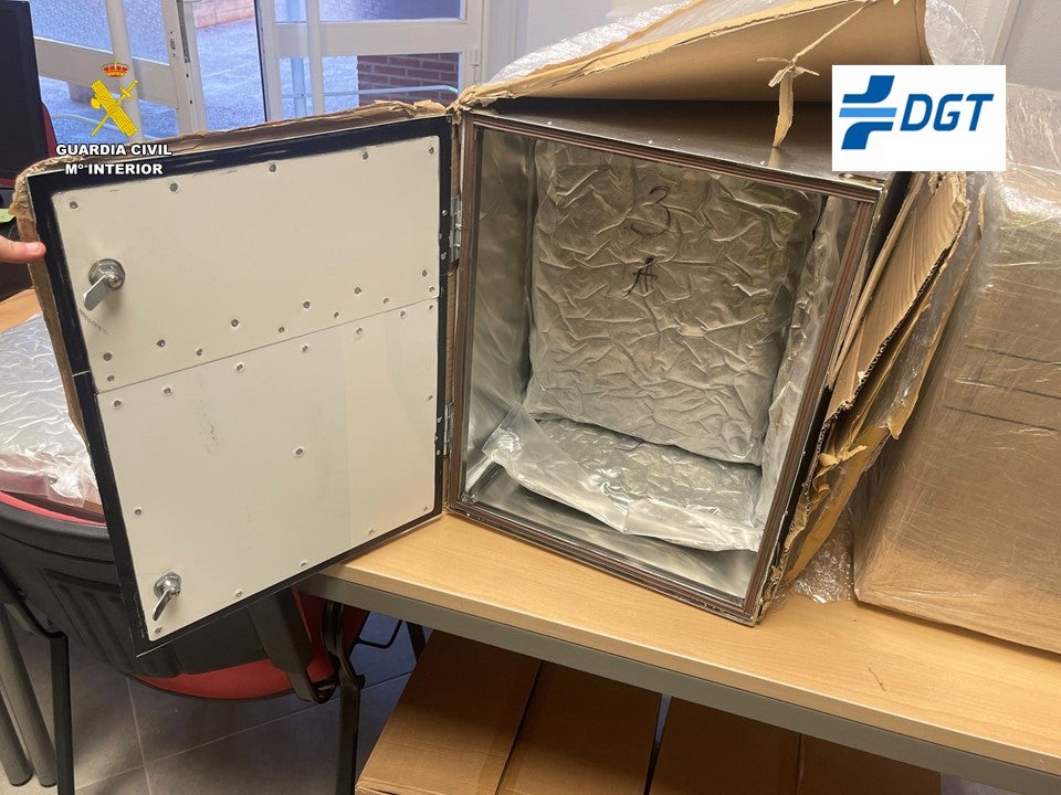 Una de las cajas intervenidas, donde el narco escondía la droga.