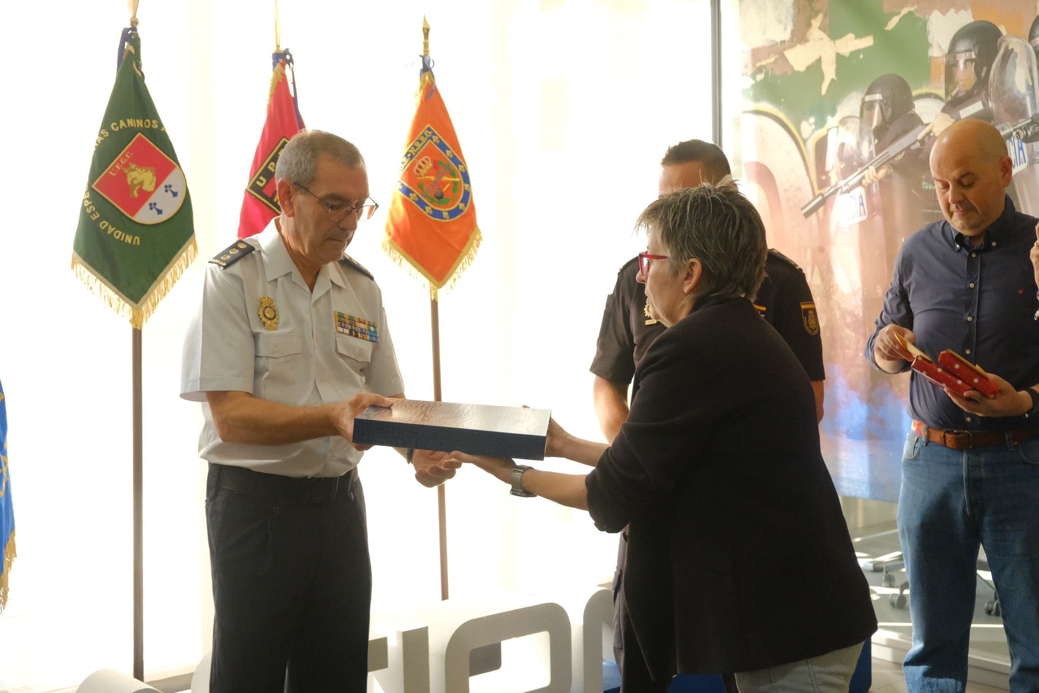 Imagen secundaria 2 - Momentos del acto celebrado este viernes en la Comisaría Provincial de Alicante.
