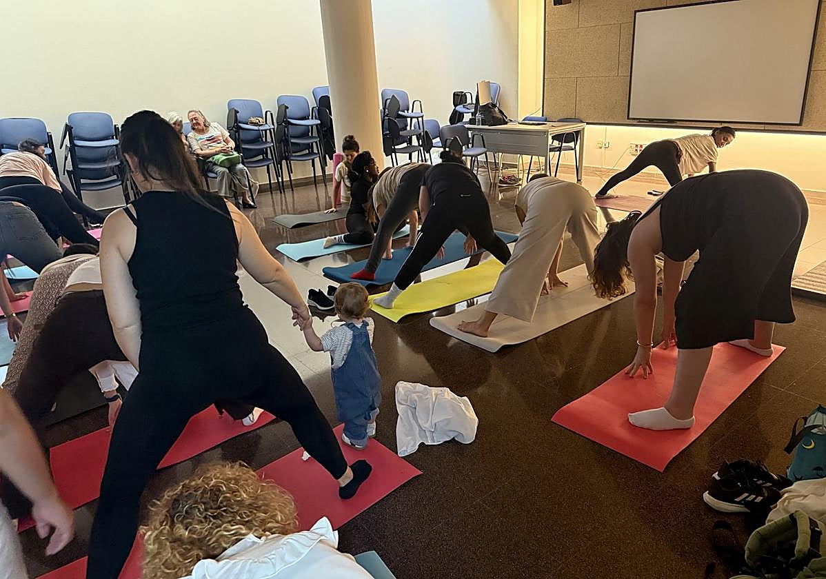 Sesiones de yoga con madres lactantes organizadas en el marco del proyecto 'Sumamos Excelencia'.