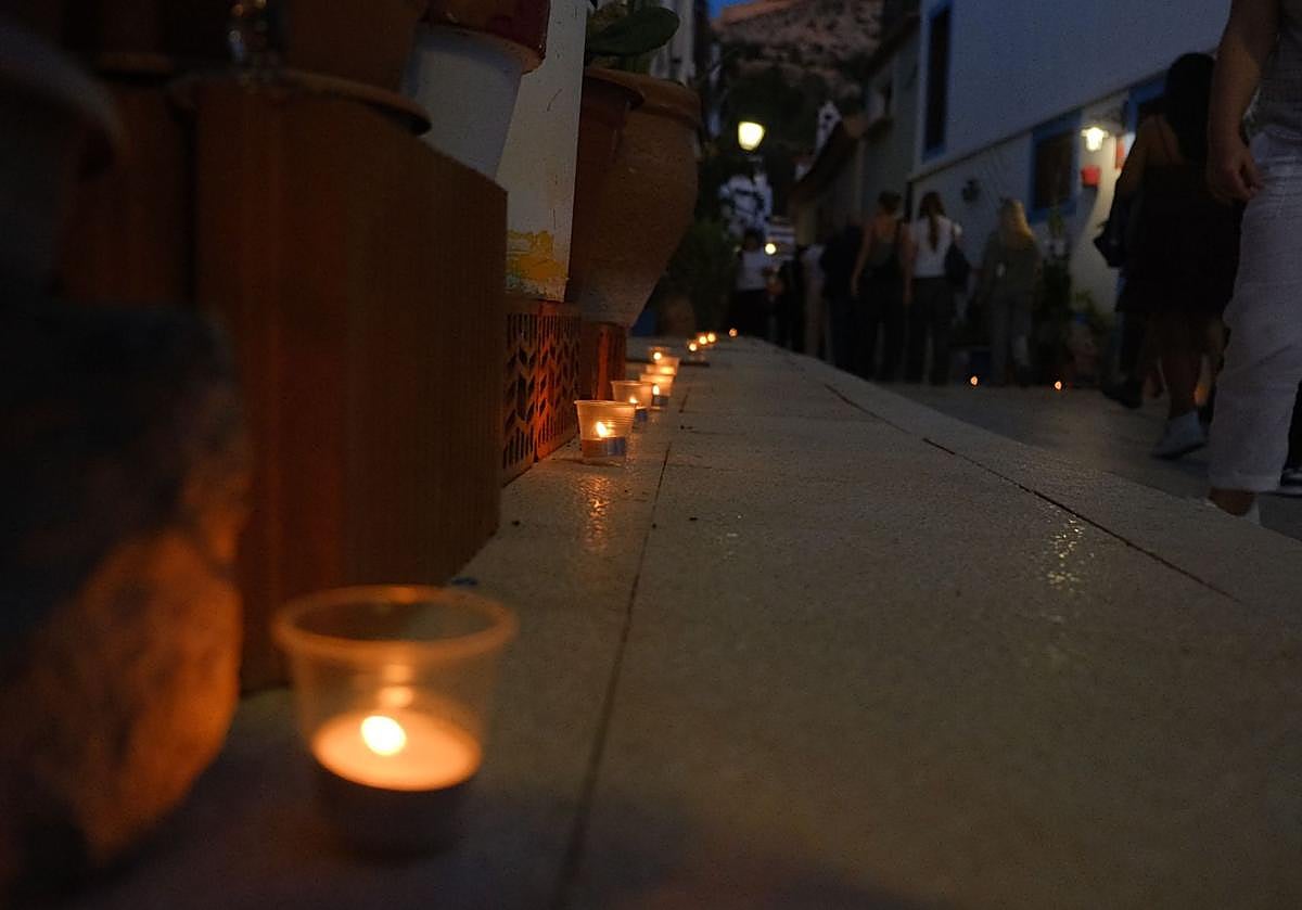 Las velas marcan el camino en el barrio de Santa Cruz