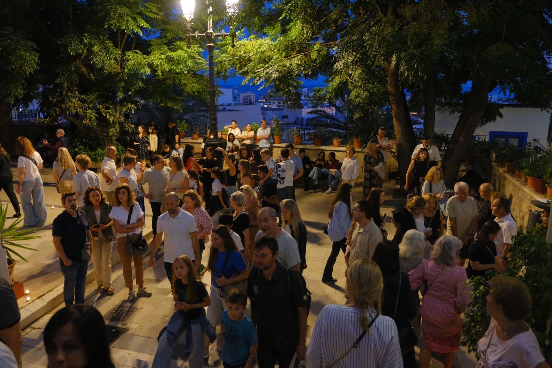 Las velas marcan el camino en el barrio de Santa Cruz