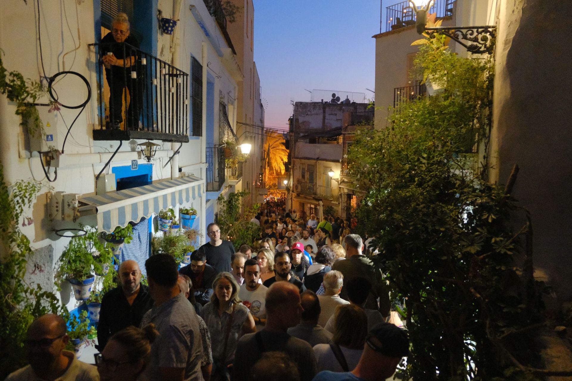 Las velas marcan el camino en el barrio de Santa Cruz