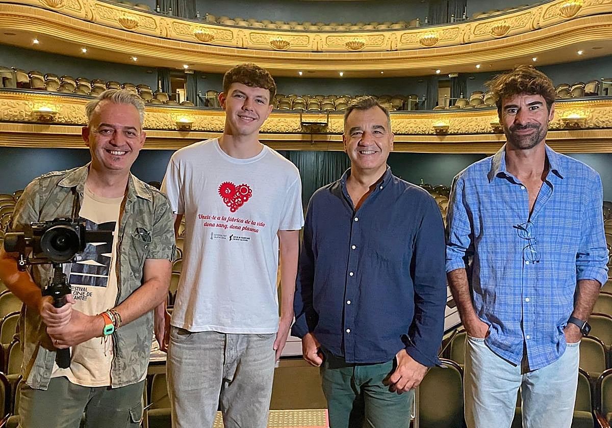 Vicente Seva (segundo por la derecha) junto a otros responsables de la iniciativa.