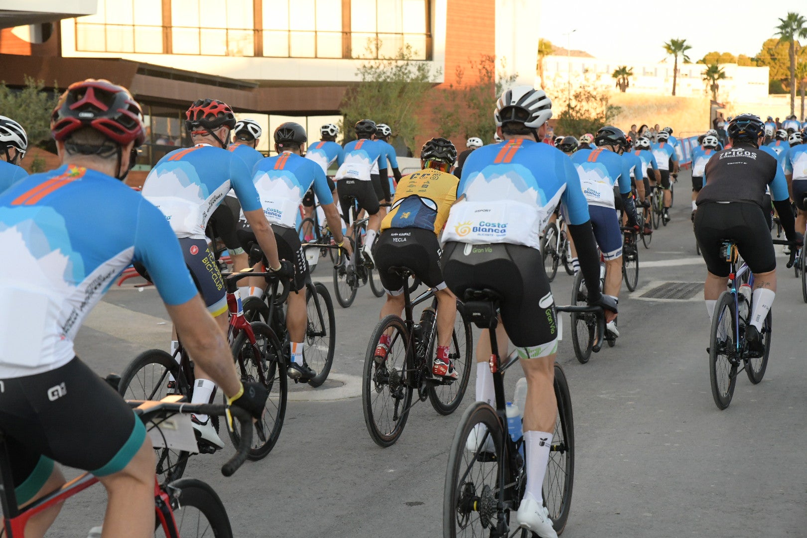 La Nucía se vuelca con el ciclismo en un fin de semana inolvidable: del espectáculo del Critérium al desafío del Gran Fondo