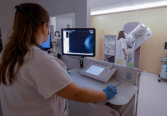 Una doctora revisa una mamografía.