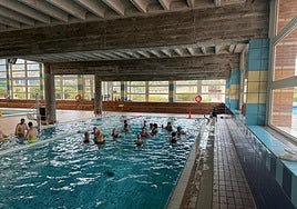 Ciudadanos practican ejercicio en una de las piscinas municipales.