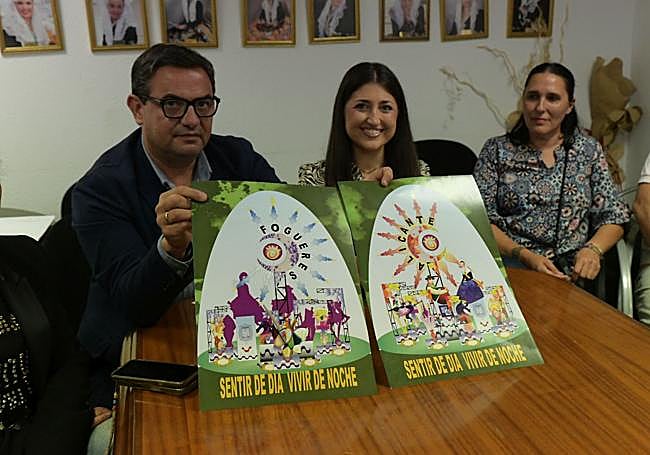 El presidente de la Federació y la bellea del foc muestran el boceto de la hoguera de las convivencias.