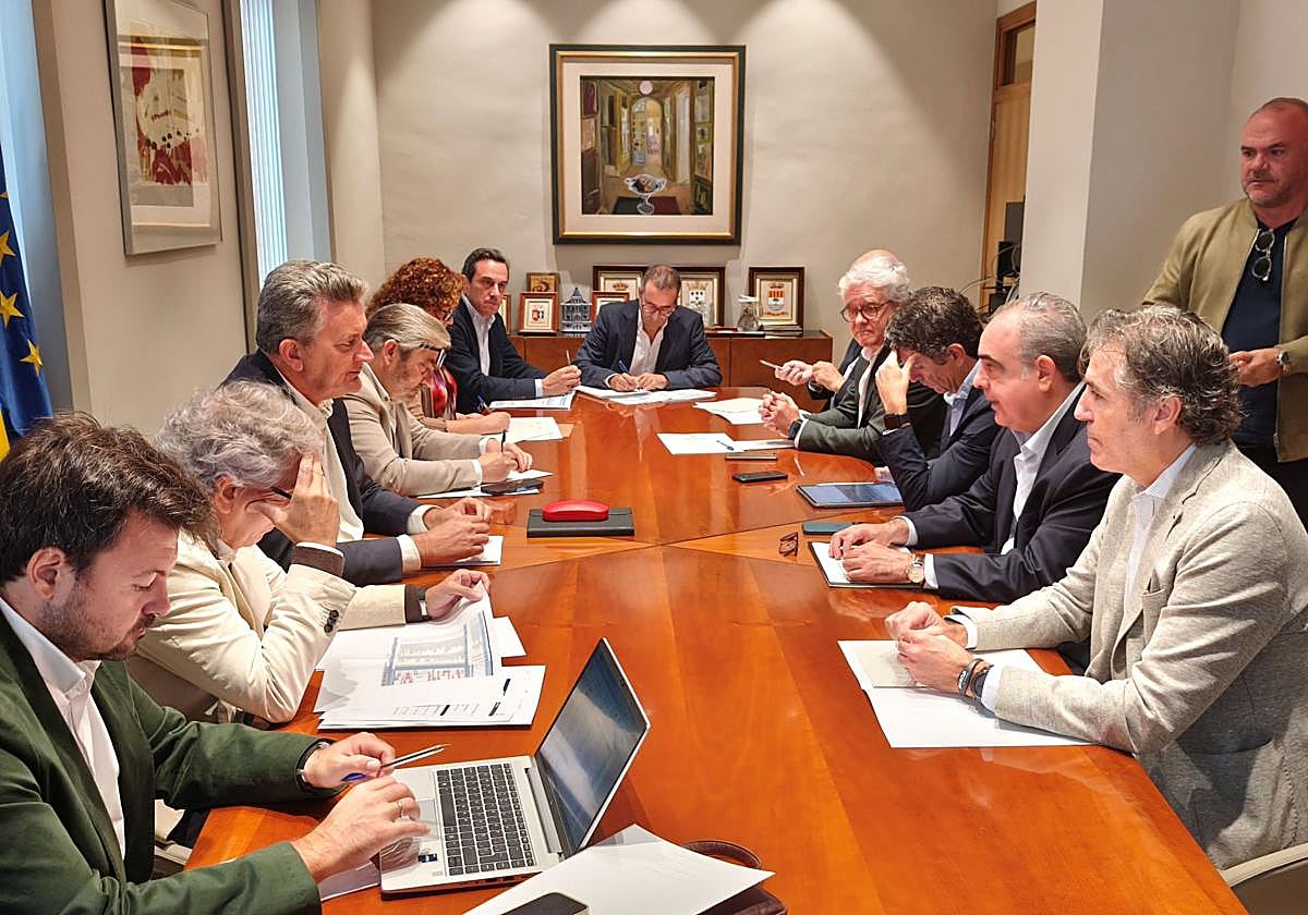 Reunión sobre la mesa de seguimiento.