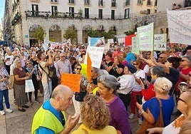 Usuarios de los centros de mayores, concentrados este lunes en la Plaza del Ayuntamiento de Alicante.
