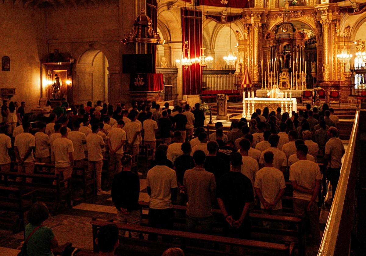 El Elche CF ha ofrecido flores a la Virgen de la Asunción en un acto de fe y tradición franjiverde.