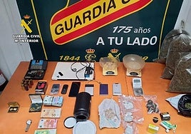 Material intervenido en una plantación de marihuana desmantelada en Los Montesinos.
