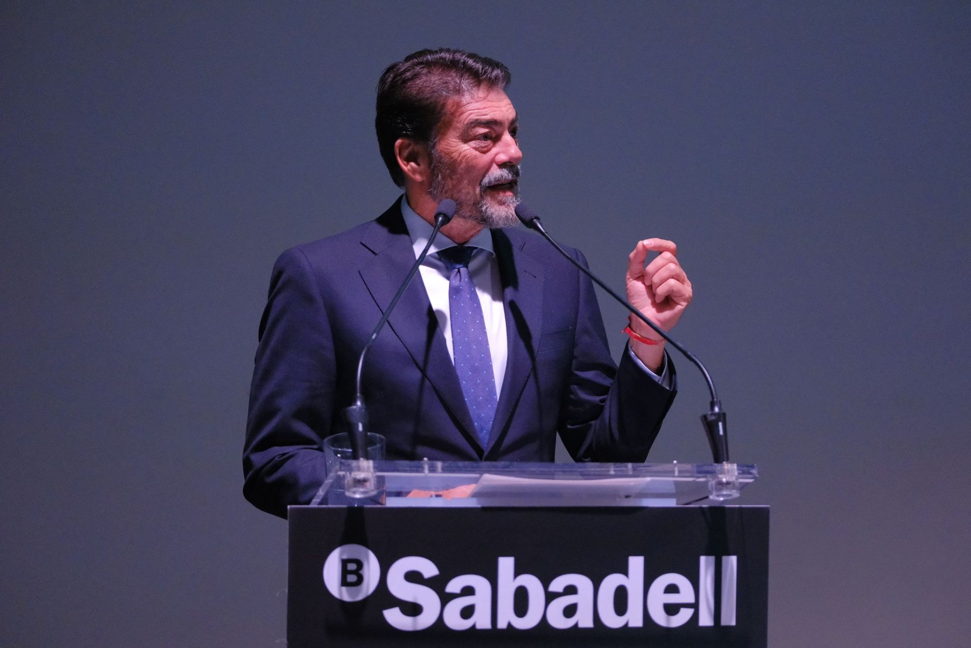 The mayor of Alicante during the Sabadell gala.