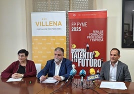 La edil de Empleo y Desarrollo Económico, Paula García; el alcalde de Villena, Fulgencio Cerdán, y el director general de la Cámara de Comercio, Rafael Fernández.