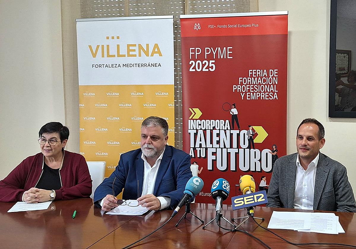 La edil de Empleo y Desarrollo Económico, Paula García; el alcalde de Villena, Fulgencio Cerdán, y el director general de la Cámara de Comercio, Rafael Fernández.