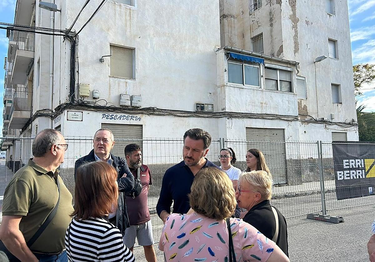 El alcalde Pablo Ruz visita el inicio de las obras de demolición del bloque 11 en San Antón.