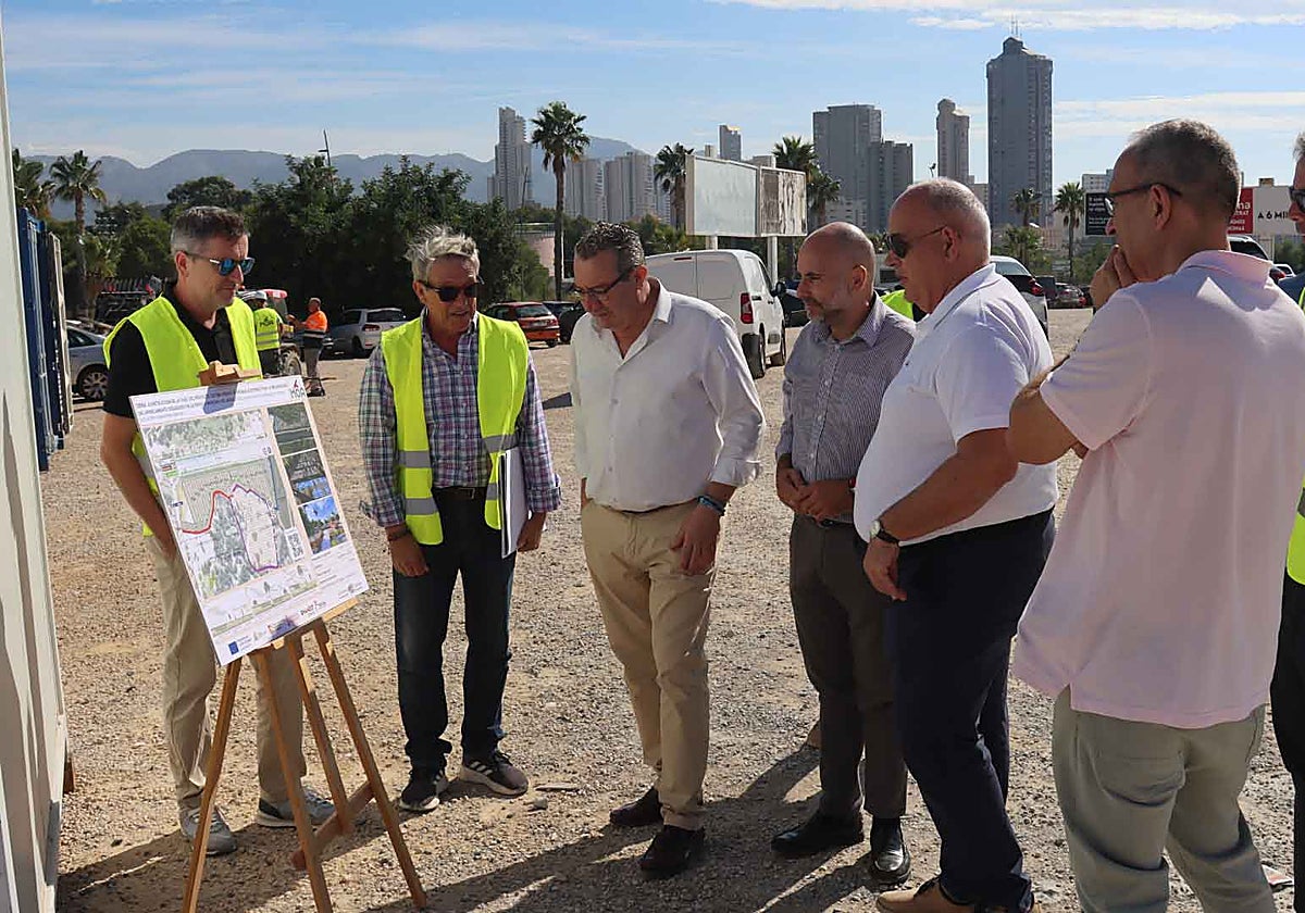 Toni Pérez durante la visita a las obras recién iniciadas