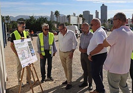 Toni Pérez durante la visita a las obras recién iniciadas