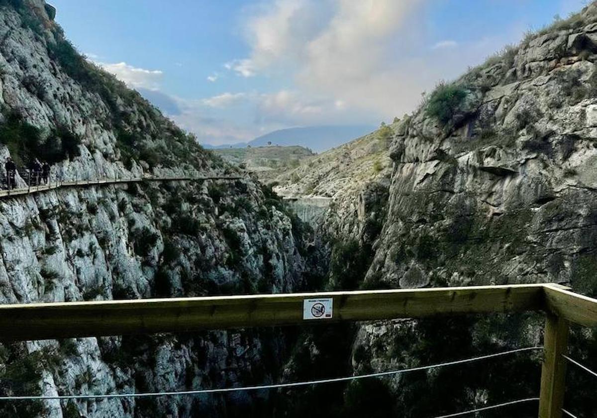 Primera fase de la pasarela de Relleu, con el desfiladero por donde concluirá el sendero a la derecha y la presa al fondo.