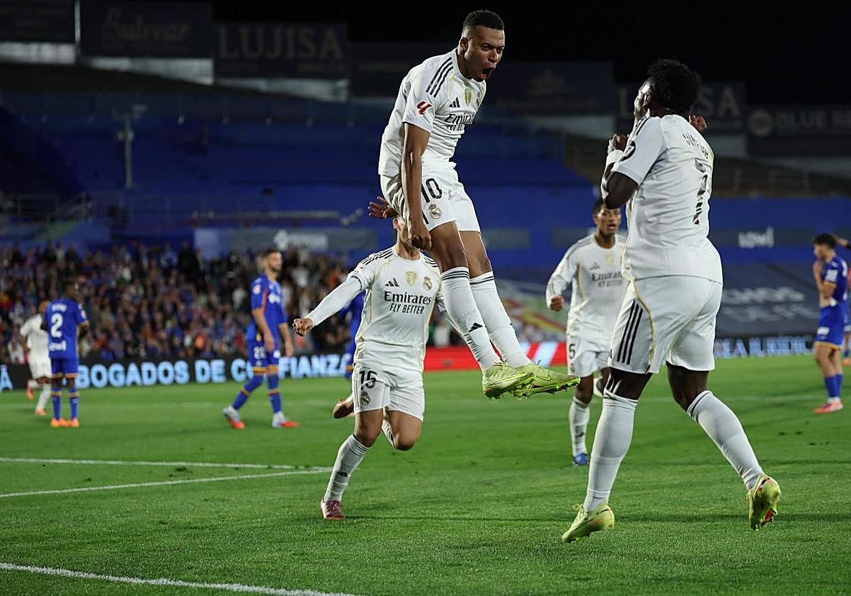 Mbappé celebra un gol con sus compañeros, en el último partido del Real Madrid contra el Getafe.