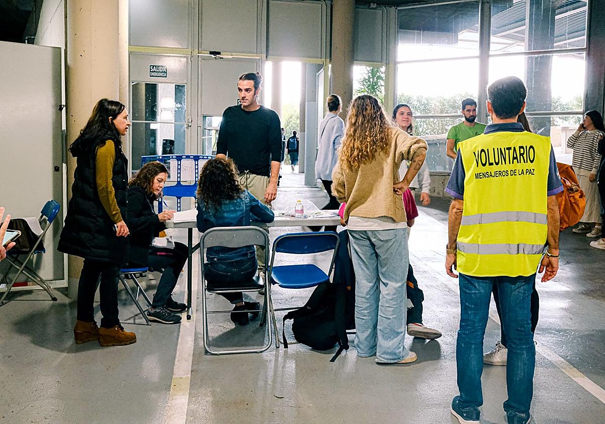 Imagen principal - Voluntarios en el centro de tecnificación de Alicante. 