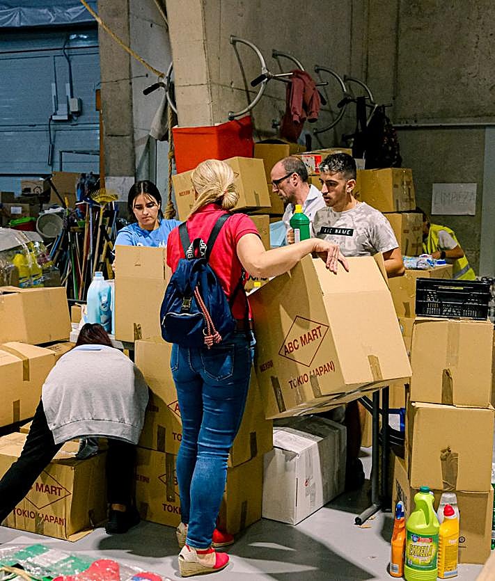 Imagen secundaria 2 - Voluntarios en el centro de tecnificación de Alicante. 
